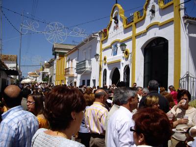 Cientos de campilleros abren la ermita con la tradicional enzapatá
