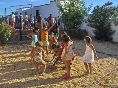 Agua y juego descubren el espíritu del deporte a los más pequeños de Berrocal