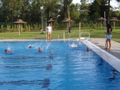 La campaña de natación enseña a desenvolverse en el agua a más de 60 personas
