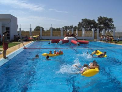 Un centenar de niños de la Cuenca despiden la campaña de natación en Berrocal
